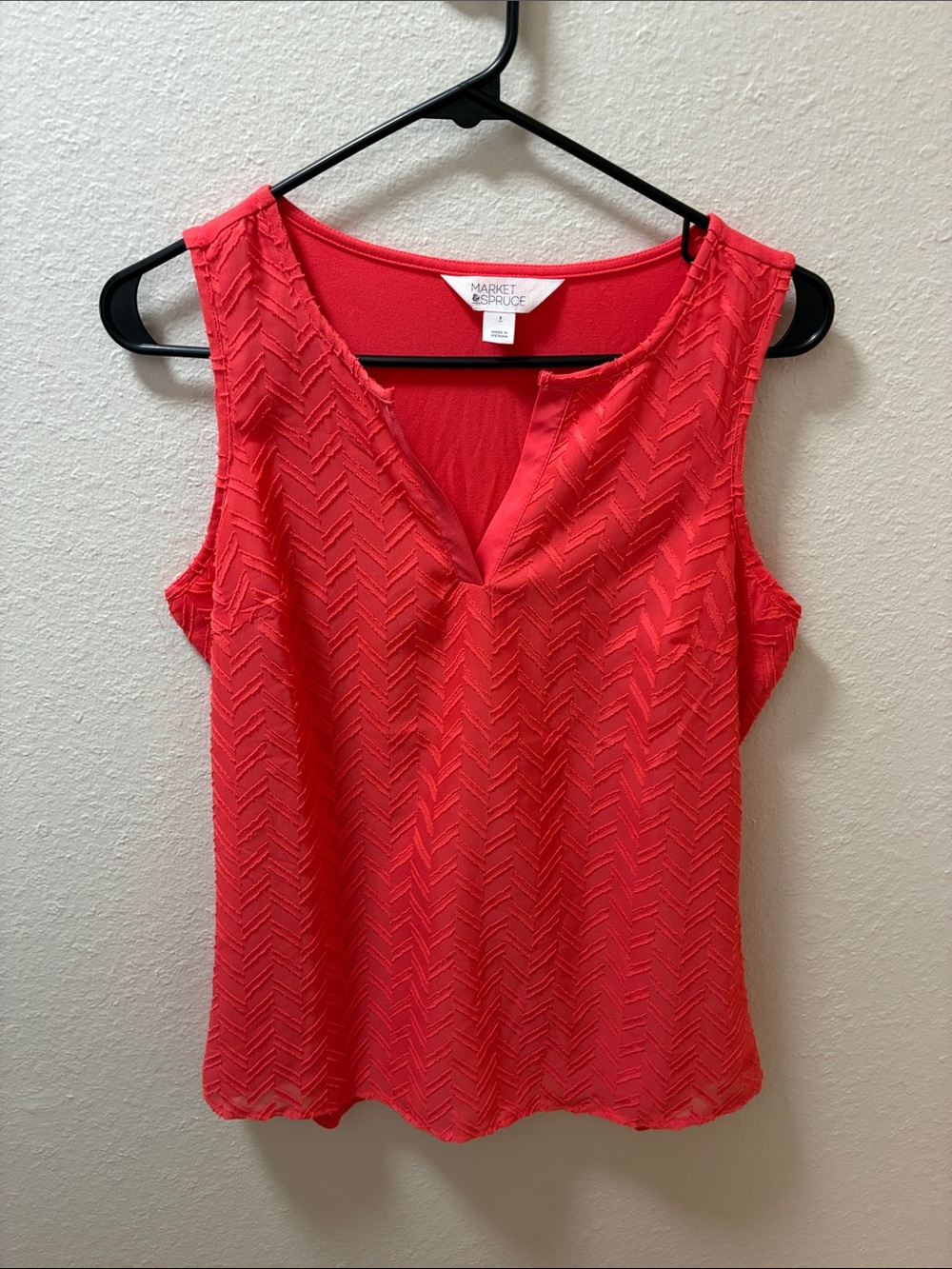 Market & Spruce Coral Chevron-Textured Split V Sleeveless Blouse